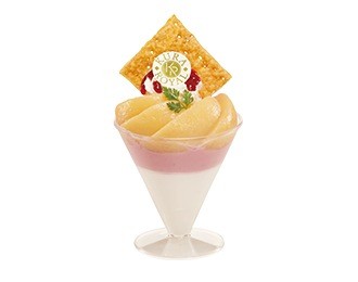 桃とラズベリーのパフェ