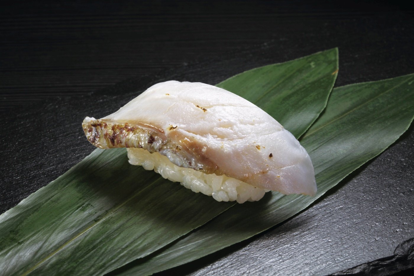 「絆真鯛塩〆炙り」10月9日（金）より全国のくら寿司にて販売