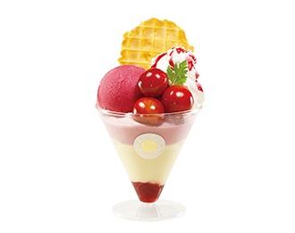 さくらんぼとベリーチーズパフェ